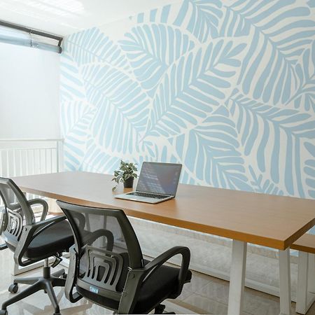 Bali Bustle Pararaton Coliving And Coworking Space Legian  Bagian luar foto