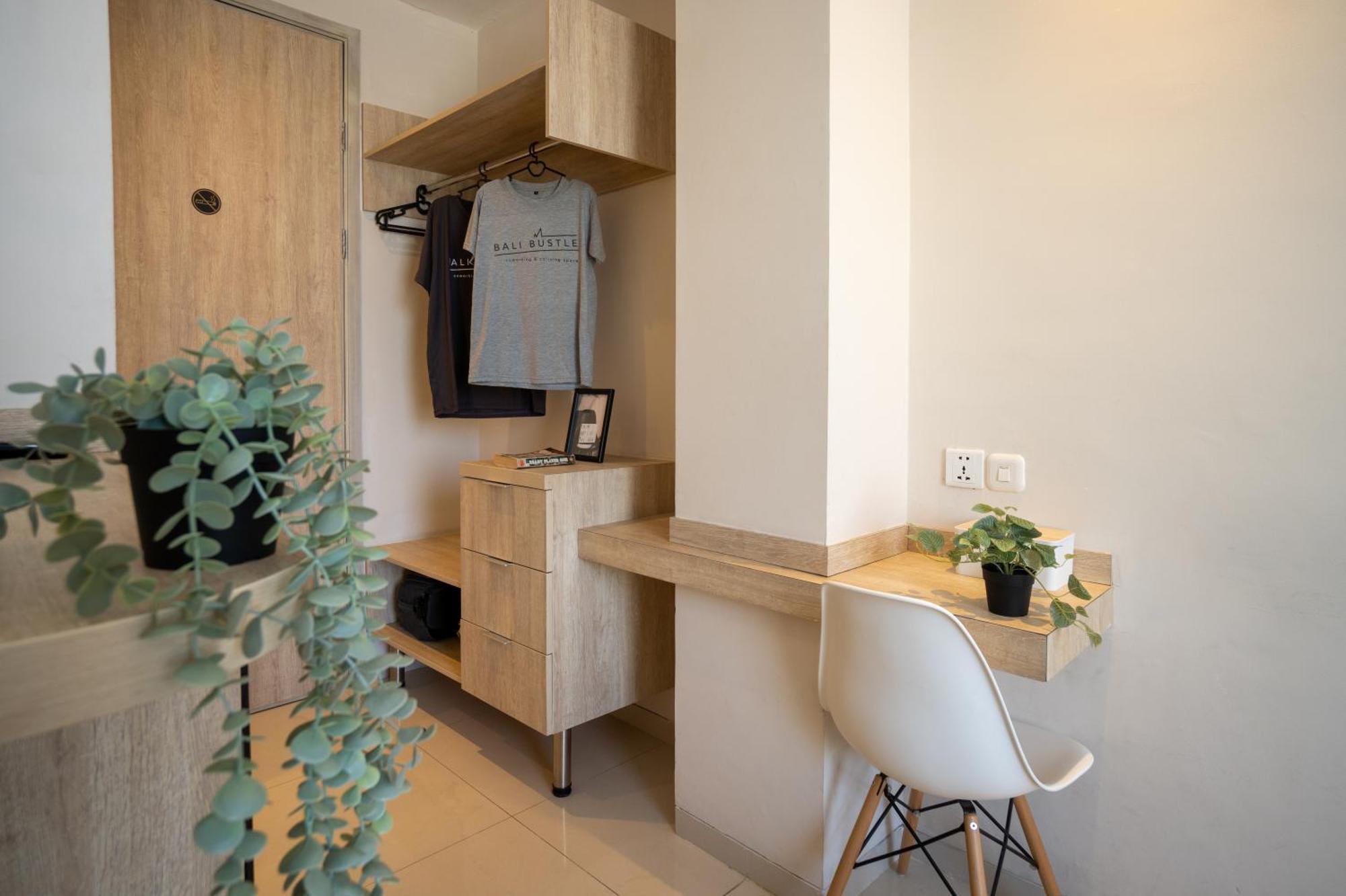 Bali Bustle Pararaton Coliving And Coworking Space Legian  Bagian luar foto