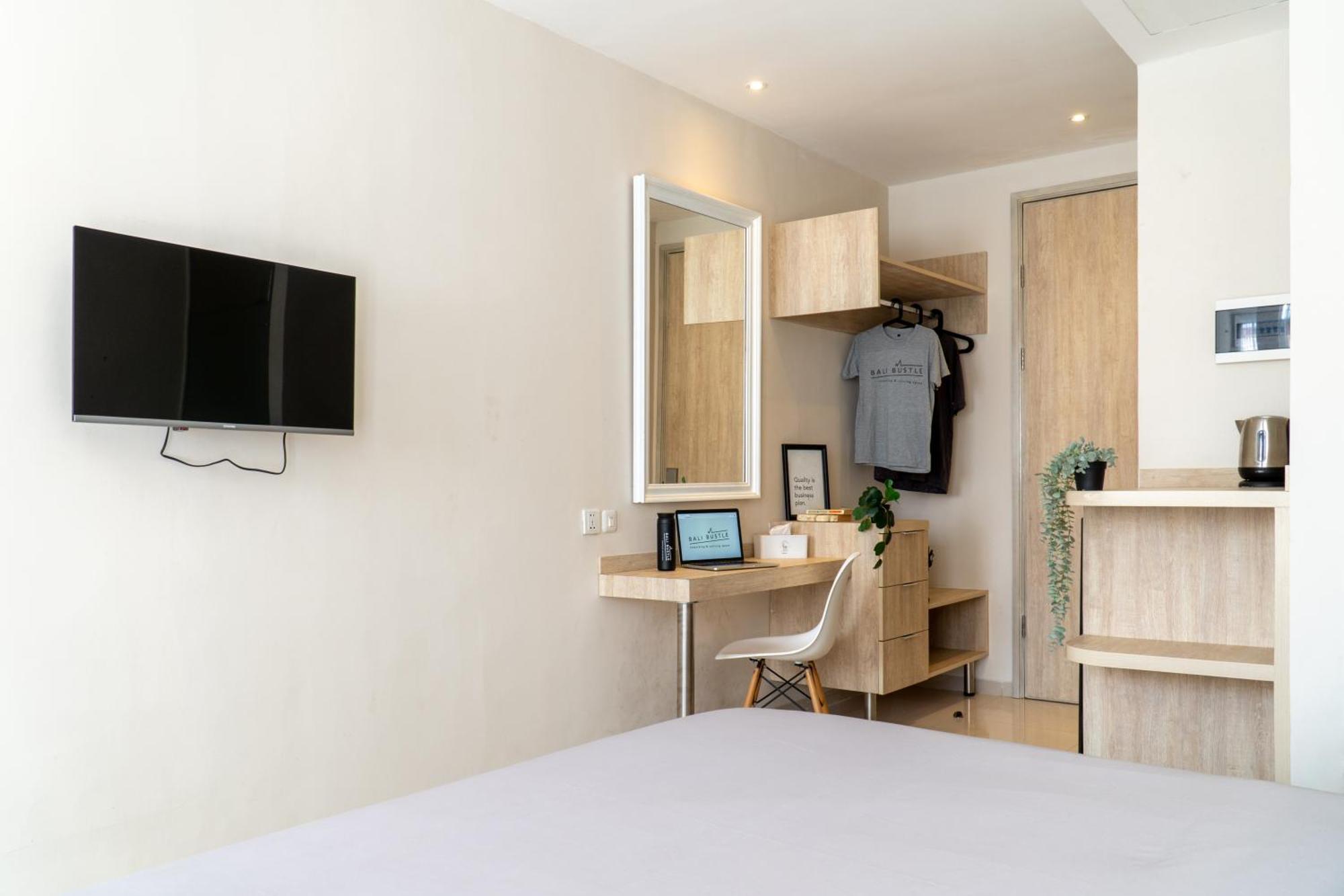 Bali Bustle Pararaton Coliving And Coworking Space Legian  Bagian luar foto